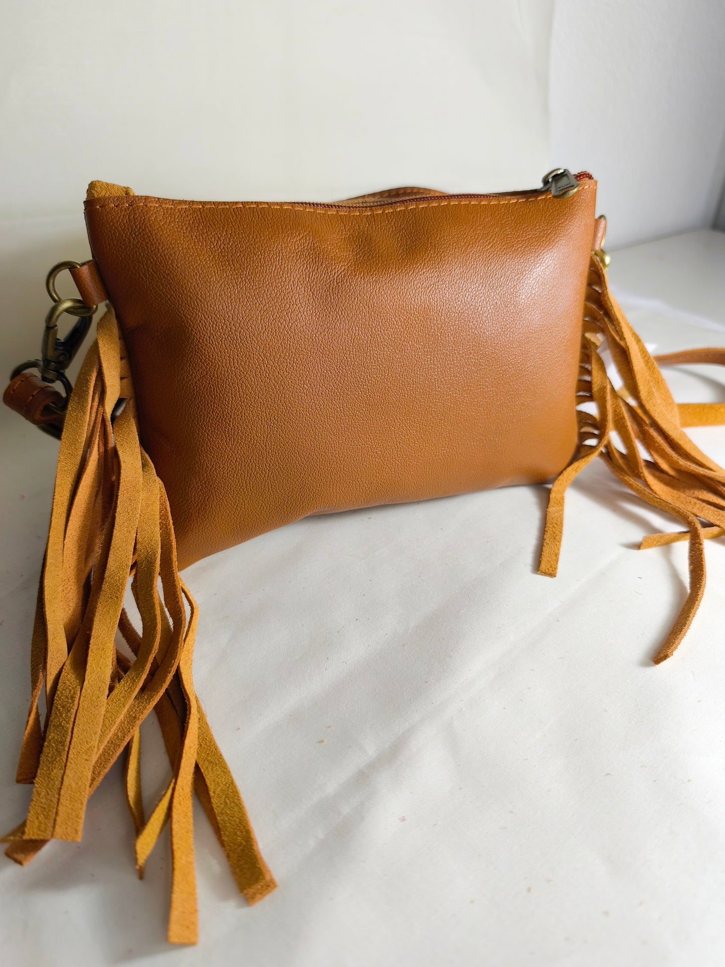 Bolso Artesanal con Piel Dorada y Flecos