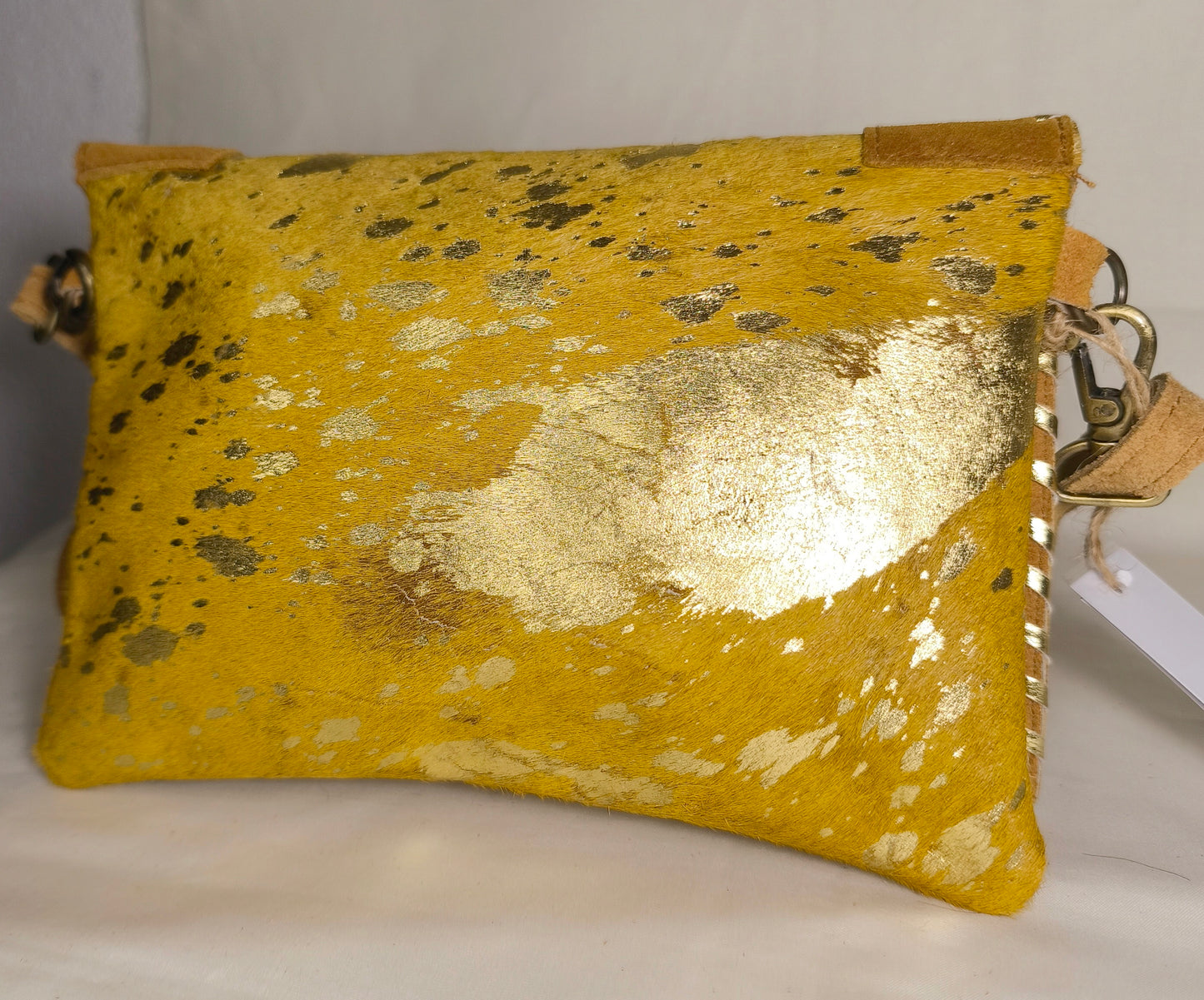 Bolso artesanal de cuero natural en tono mostaza con detalles dorados