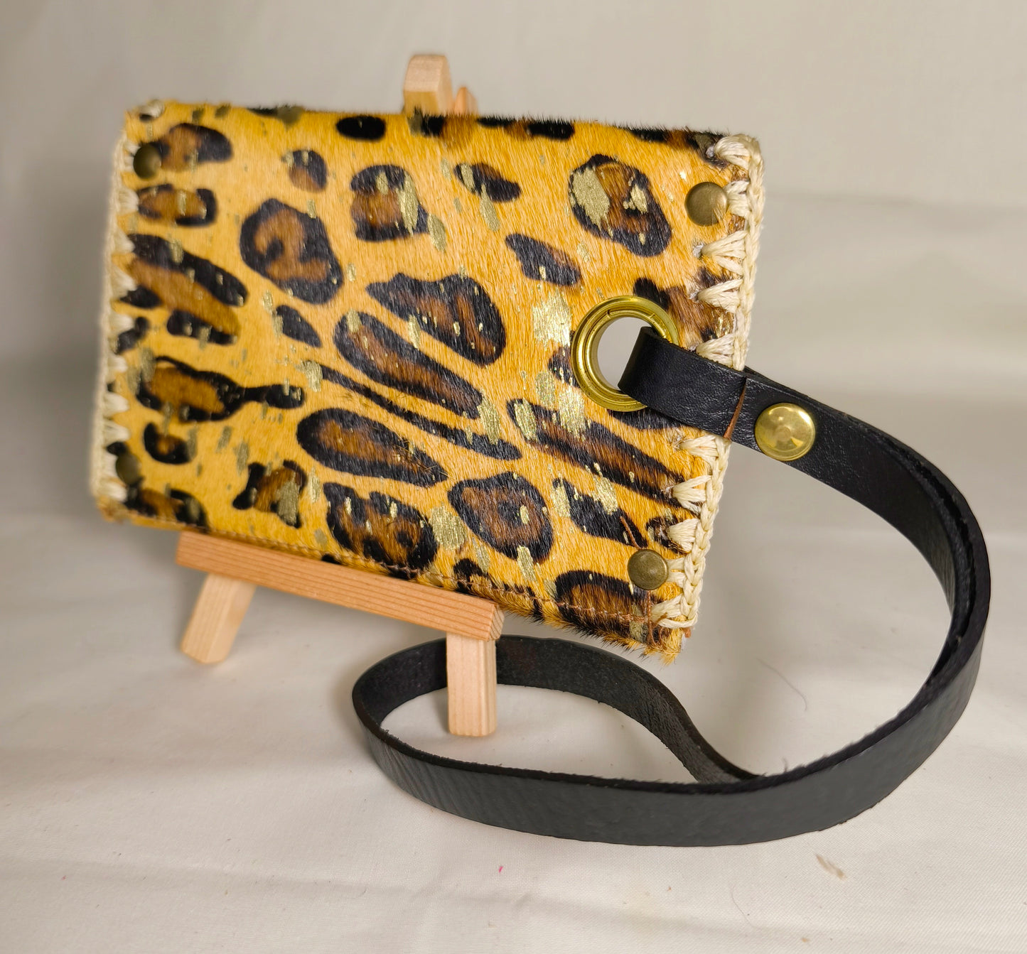 Monedero de Cuero con Estampado Leopardo y Detalle Artesanal