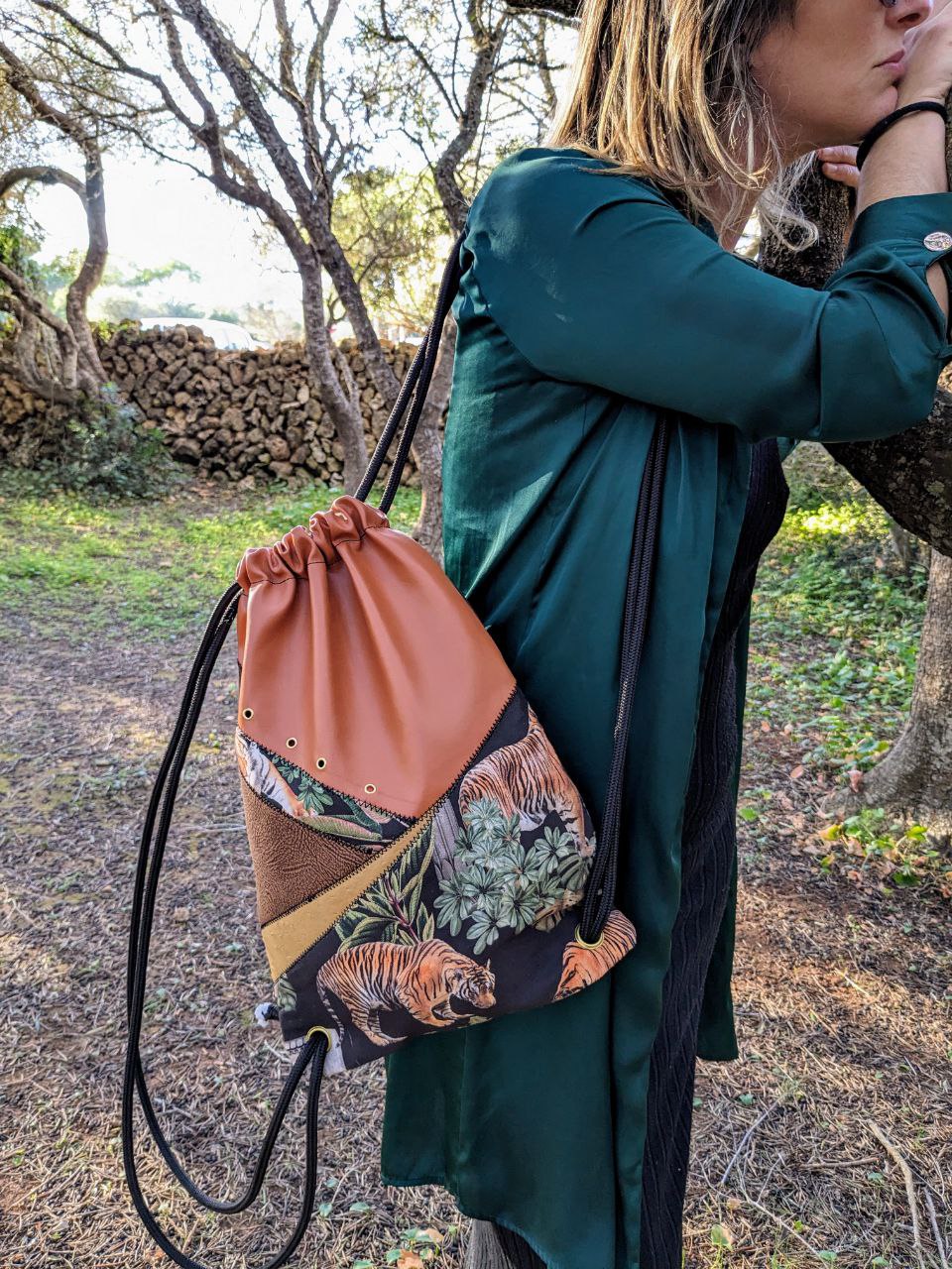 Mochila camel y estampado de tigre