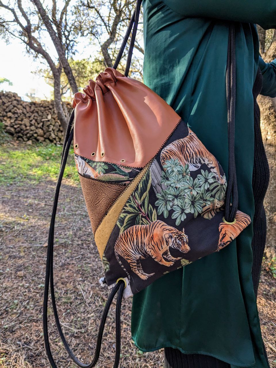 Mochila camel y estampado de tigre