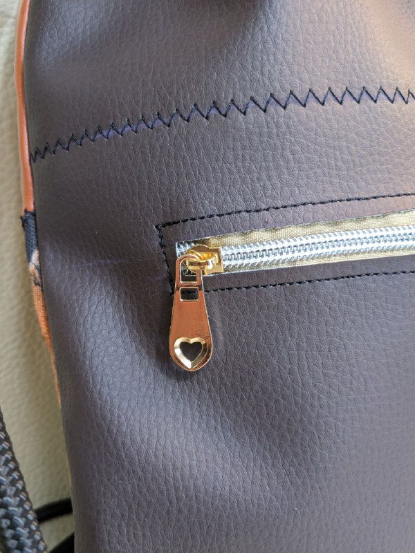 Mochila camel y estampado de tigre