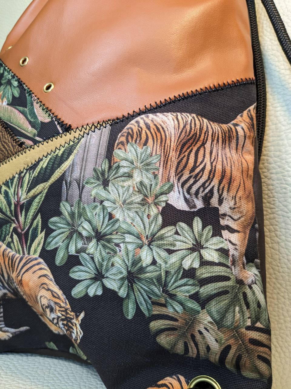 Mochila camel y estampado de tigre