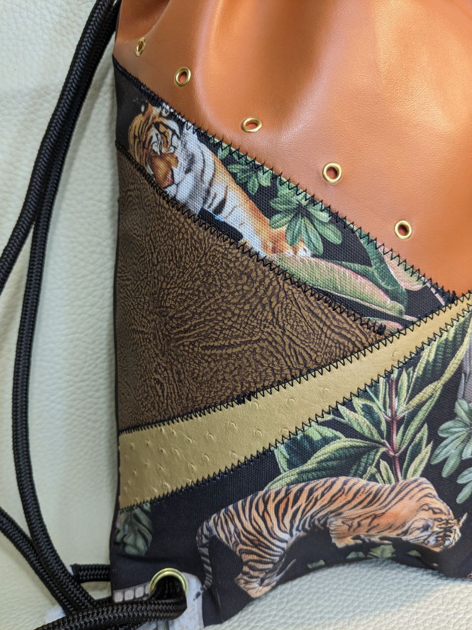 Mochila camel y estampado de tigre