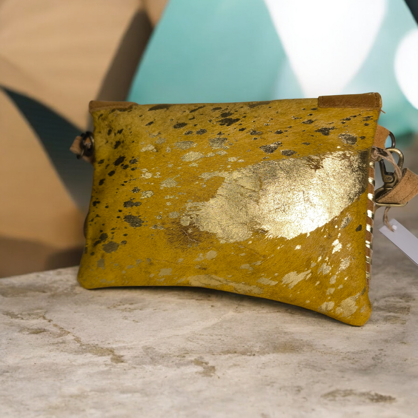 Bolso artesanal de cuero natural en tono mostaza con detalles dorados