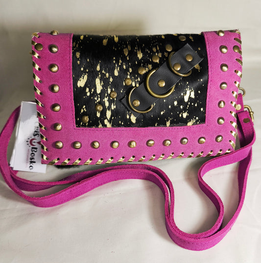 Bolso artesanal en piel con salpicaduras doradas y marco fucsia