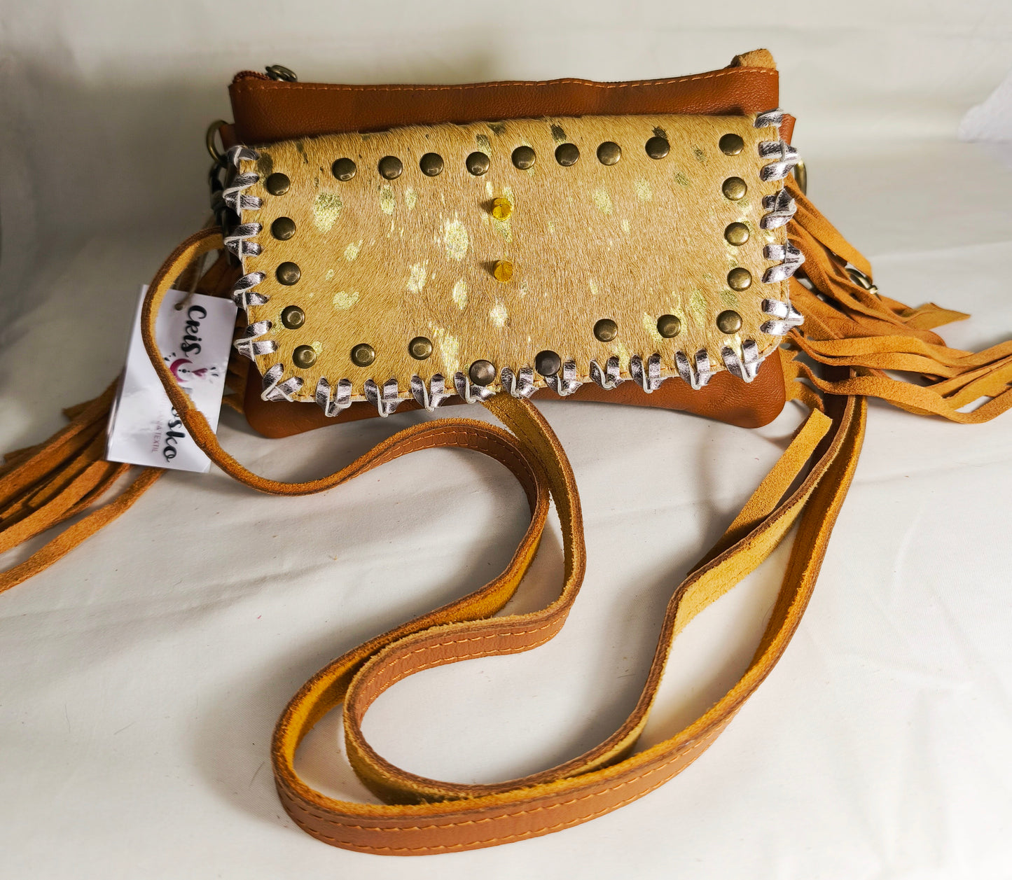 Bolso Artesanal con Piel Dorada y Flecos