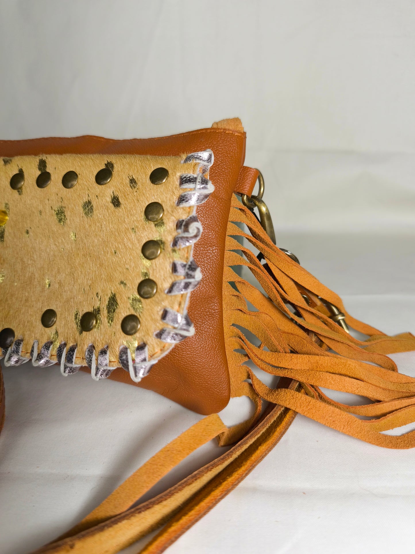 Bolso Artesanal con Piel Dorada y Flecos