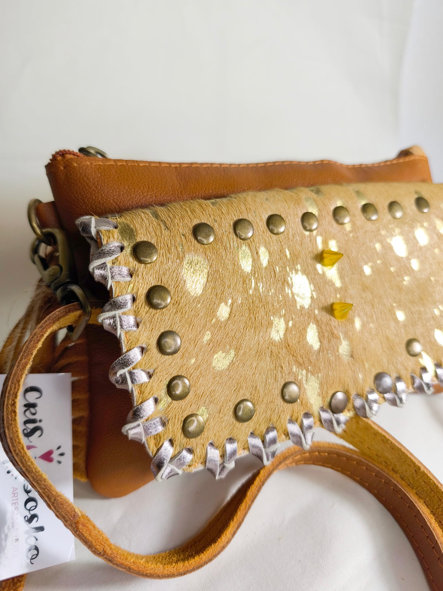 Bolso Artesanal con Piel Dorada y Flecos