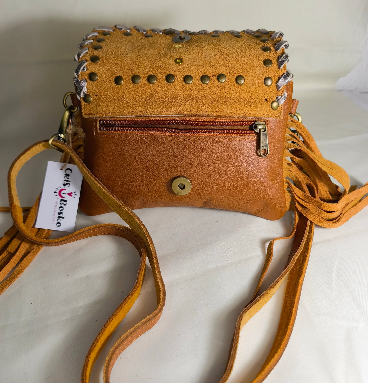 Bolso Artesanal con Piel Dorada y Flecos