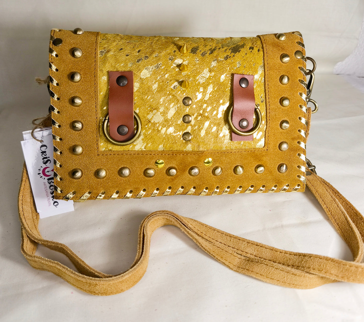 Bolso artesanal de cuero natural en tono mostaza con detalles dorados