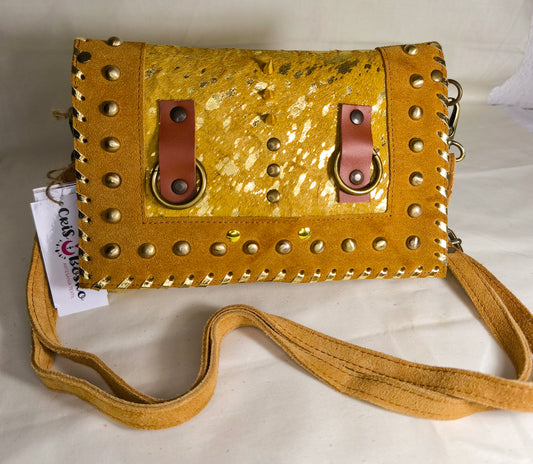 Bolso artesanal de cuero natural en tono mostaza con detalles dorados