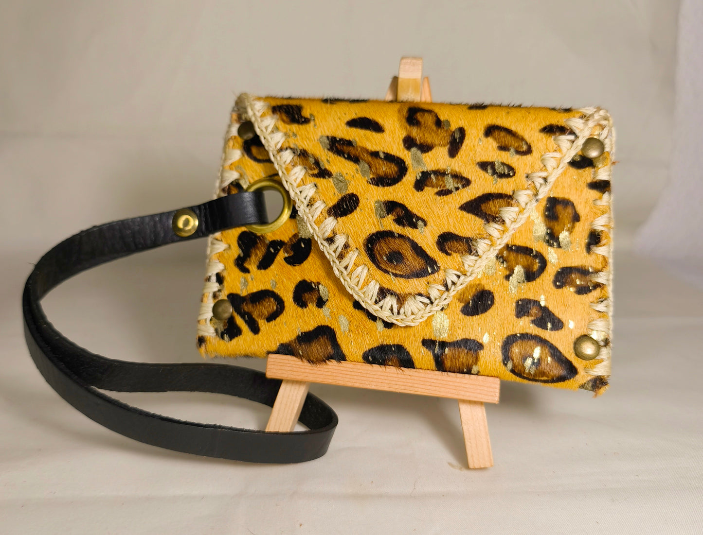 Monedero de Cuero con Estampado Leopardo y Detalle Artesanal