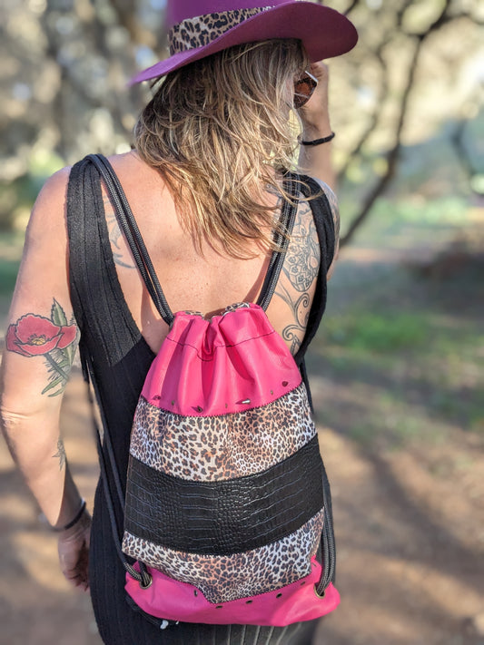 Mochila rosa y leopardo