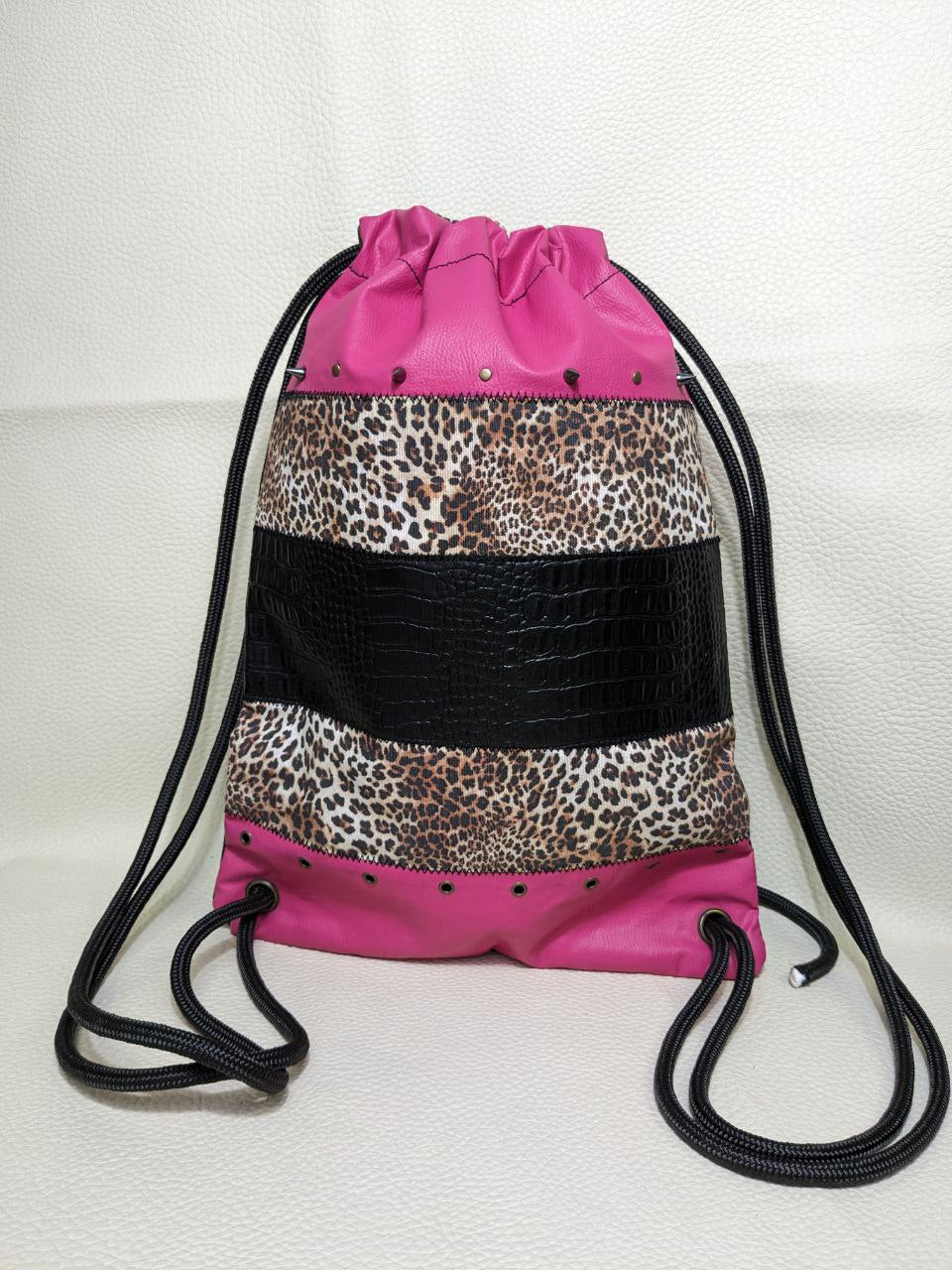 Mochila rosa y leopardo