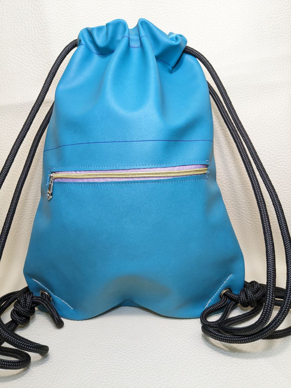 Mochila azul etnica.