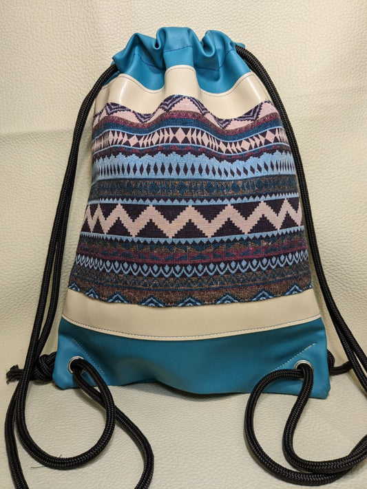 Mochila azul etnica.