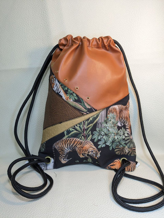 Mochila camel y estampado de tigre