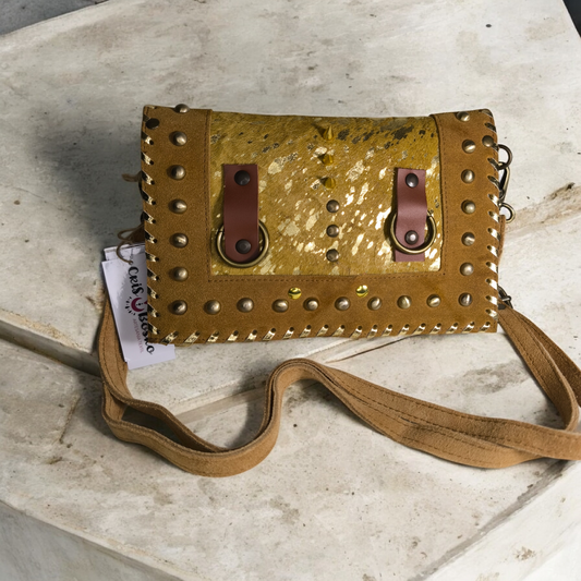 Bolso artesanal de cuero natural en tono mostaza con detalles dorados