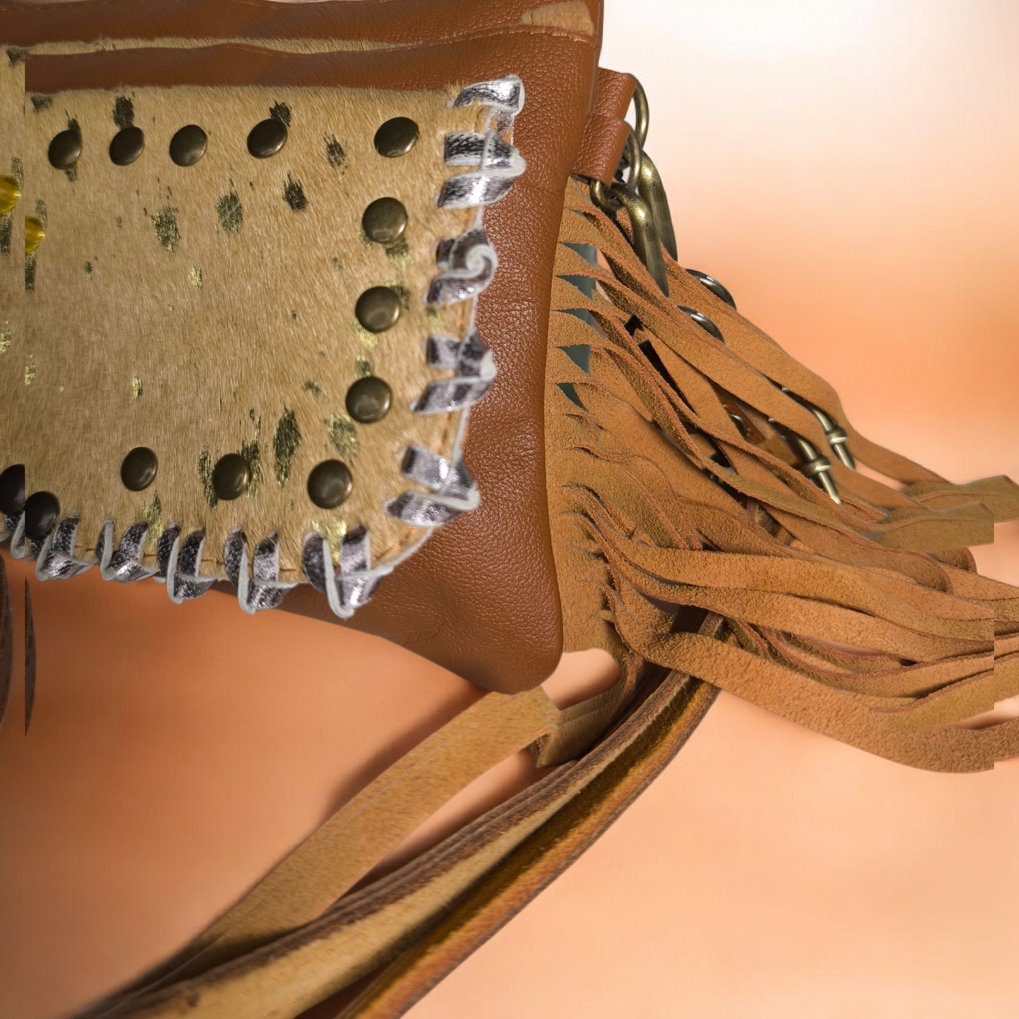 Bolso Artesanal con Piel Dorada y Flecos