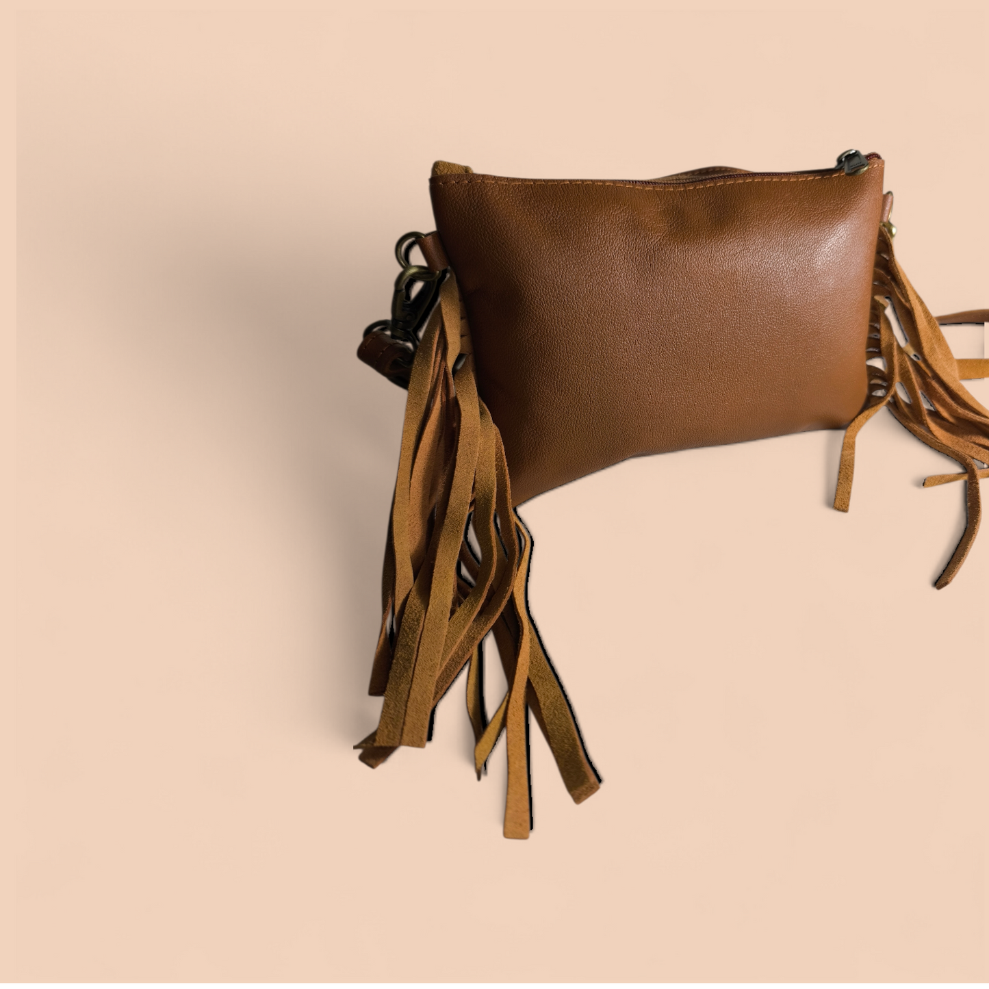 Bolso Artesanal con Piel Dorada y Flecos